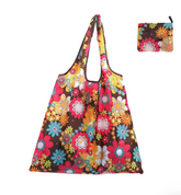 ECO iepirkumu maisiņš ar puķēm uz tumša fona – videi draudzīgs atkārtoti lietojams maisiņš – agmarket.lv